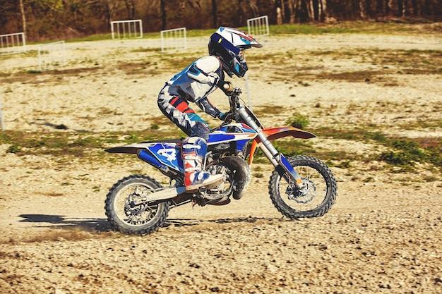 dirt bike with training wheels