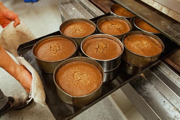  How Long Should You Leave Cake In Pan After Baking 